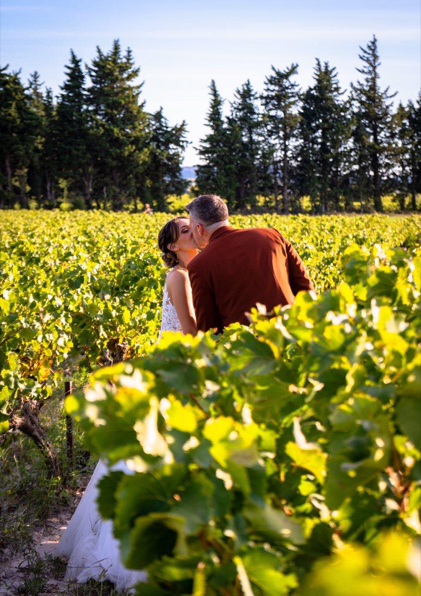 Clara et Romain – baiser vignes