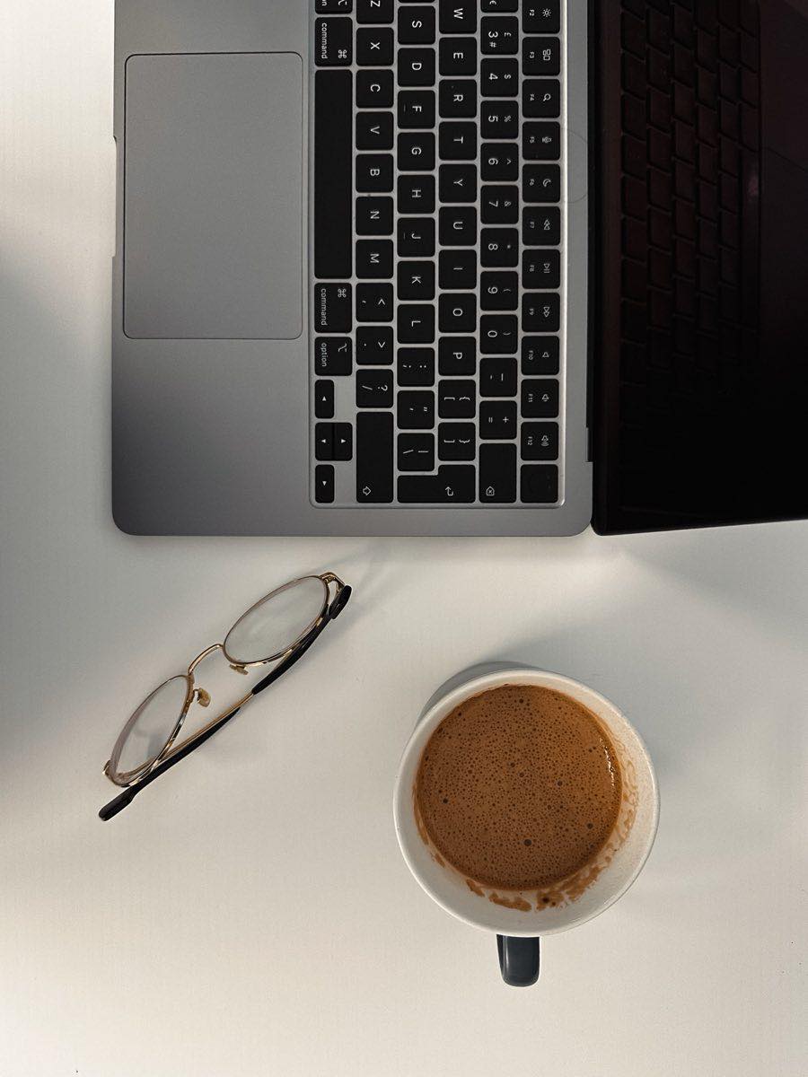 Ordinateur et café — l'équipe Uppernation au travail