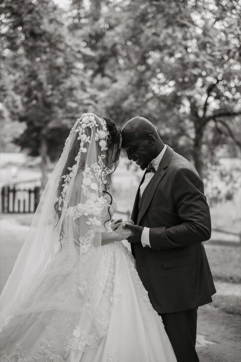 Prescilia et Fabrice — portrait N&B voile