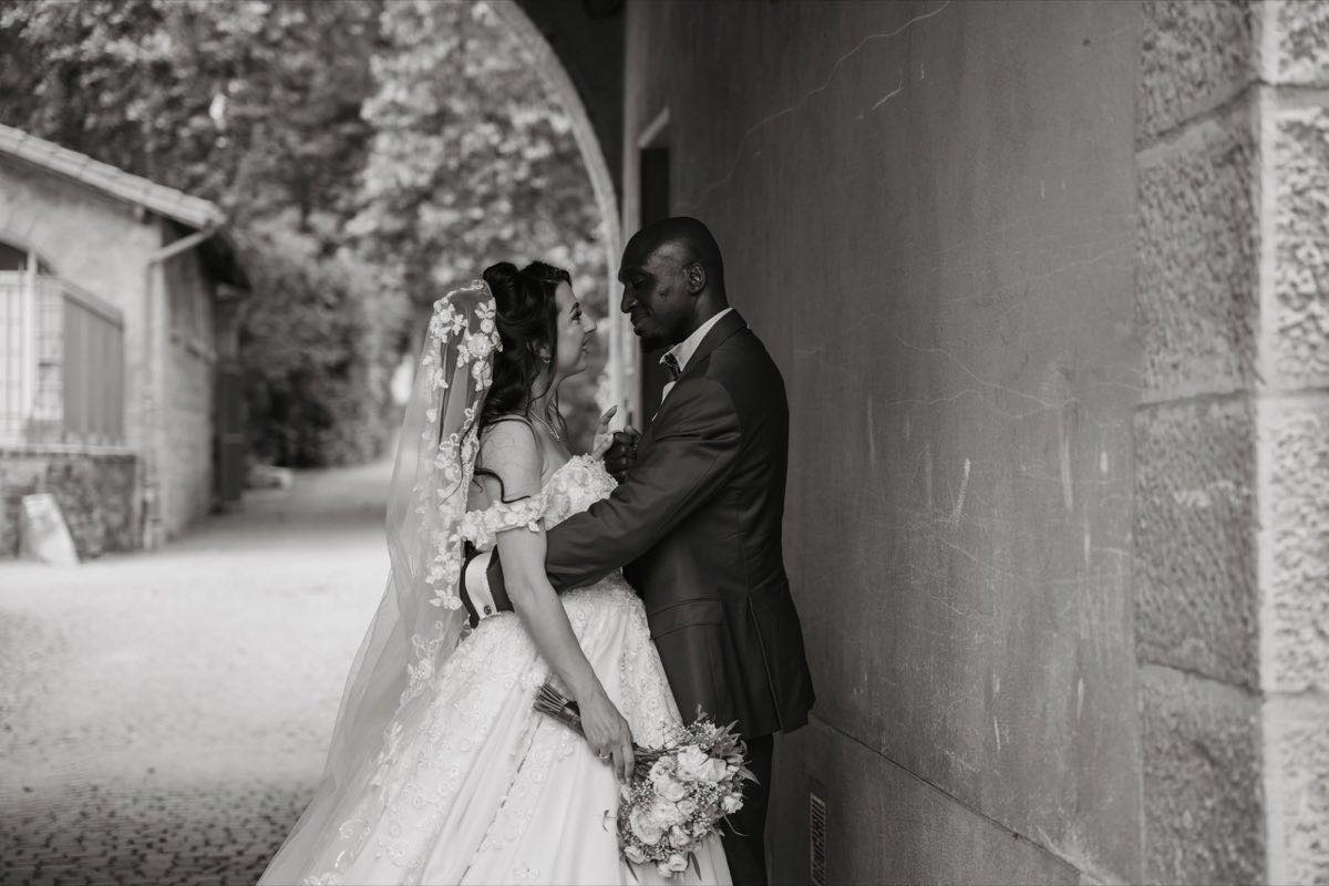 Prescilia et Fabrice — N&B mur